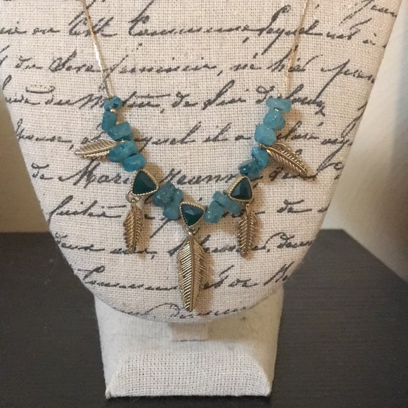 lFeather Stone Gold Necklace - Picture 2 of 3